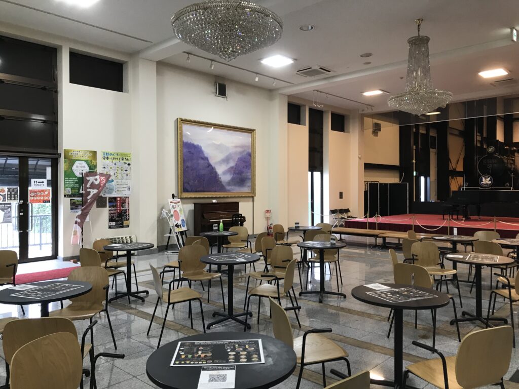 トロッコ嵯峨駅19世紀ホール – 京都市 - ストリートピアノ STPIA