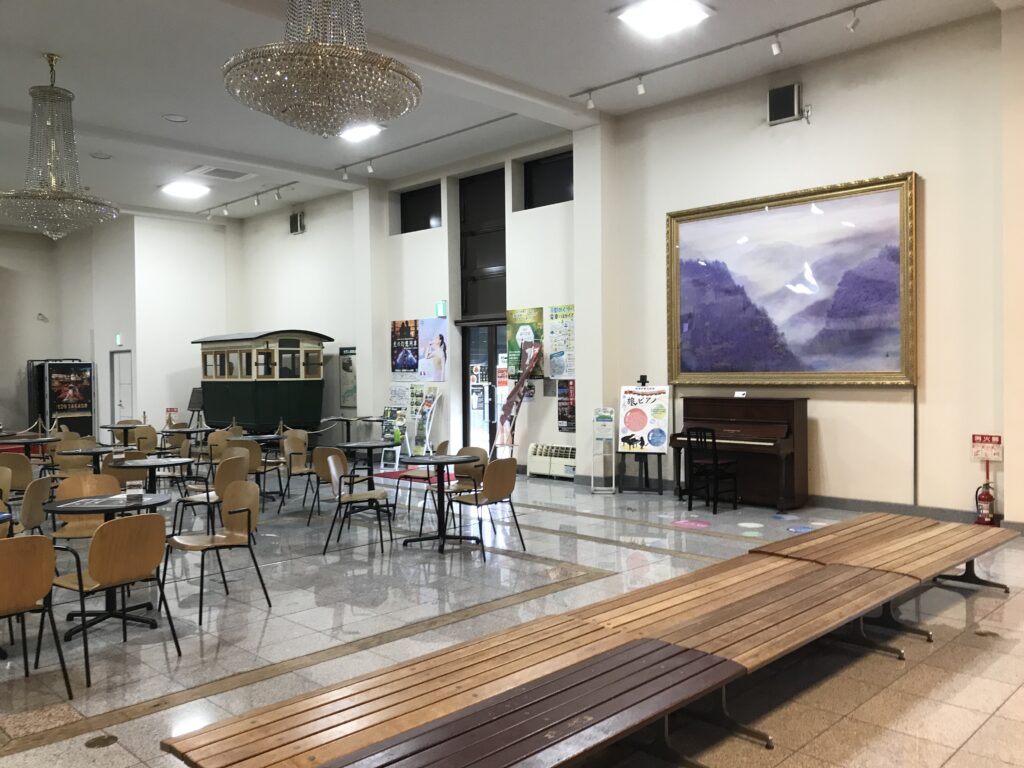 トロッコ嵯峨駅19世紀ホール – 京都市 - ストリートピアノ STPIA