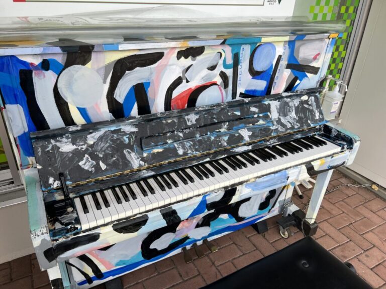 東北道下り線 安積パーキングエリア – 郡山市 - ストリートピアノ STPIA
