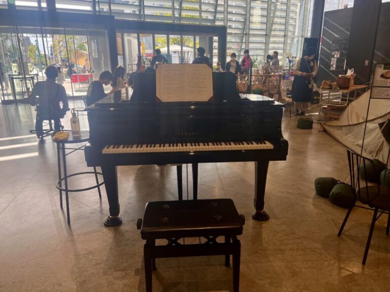 信毎メディアガーデン 松本市 - ストリートピアノ STPIA