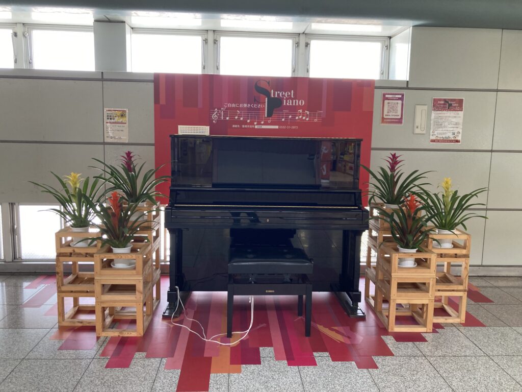JR豊橋駅 – 豊橋市 - ストリートピアノ STPIA