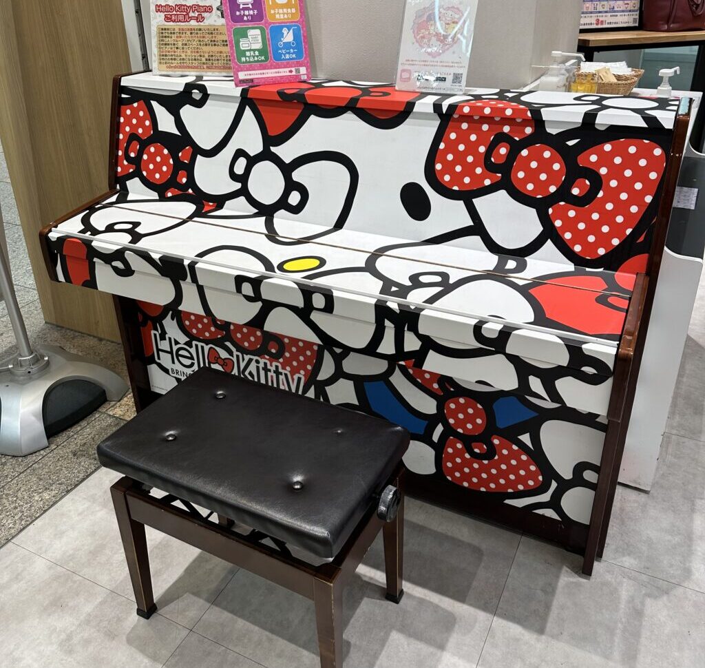 サンリオカフェ池袋店 – 豊島区 - ストリートピアノ STPIA