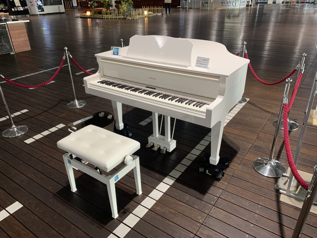 大さん橋国際客船ターミナル﹘横浜市中区 - ストリートピアノ STPIA