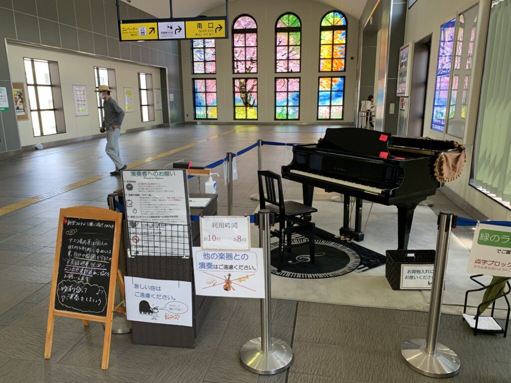 坂戸駅 – 坂戸市 - ストリートピアノ STPIA