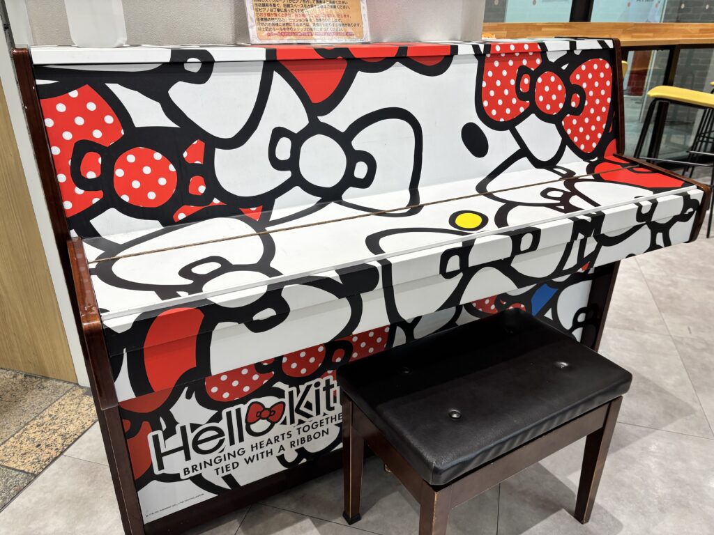 サンリオカフェ池袋店 – 豊島区 - ストリートピアノ STPIA