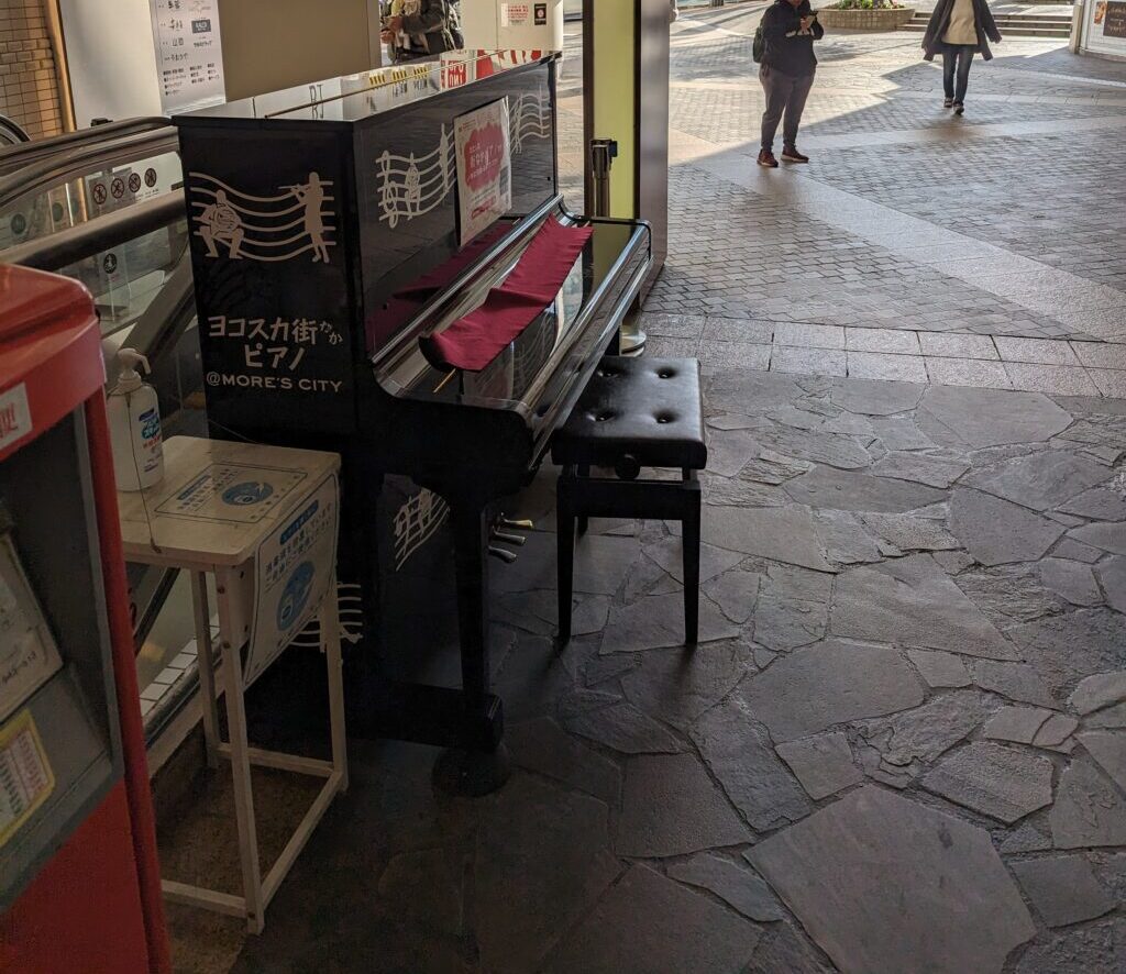 横須賀モアーズシティ – 横須賀市若松町 - ストリートピアノ STPIA