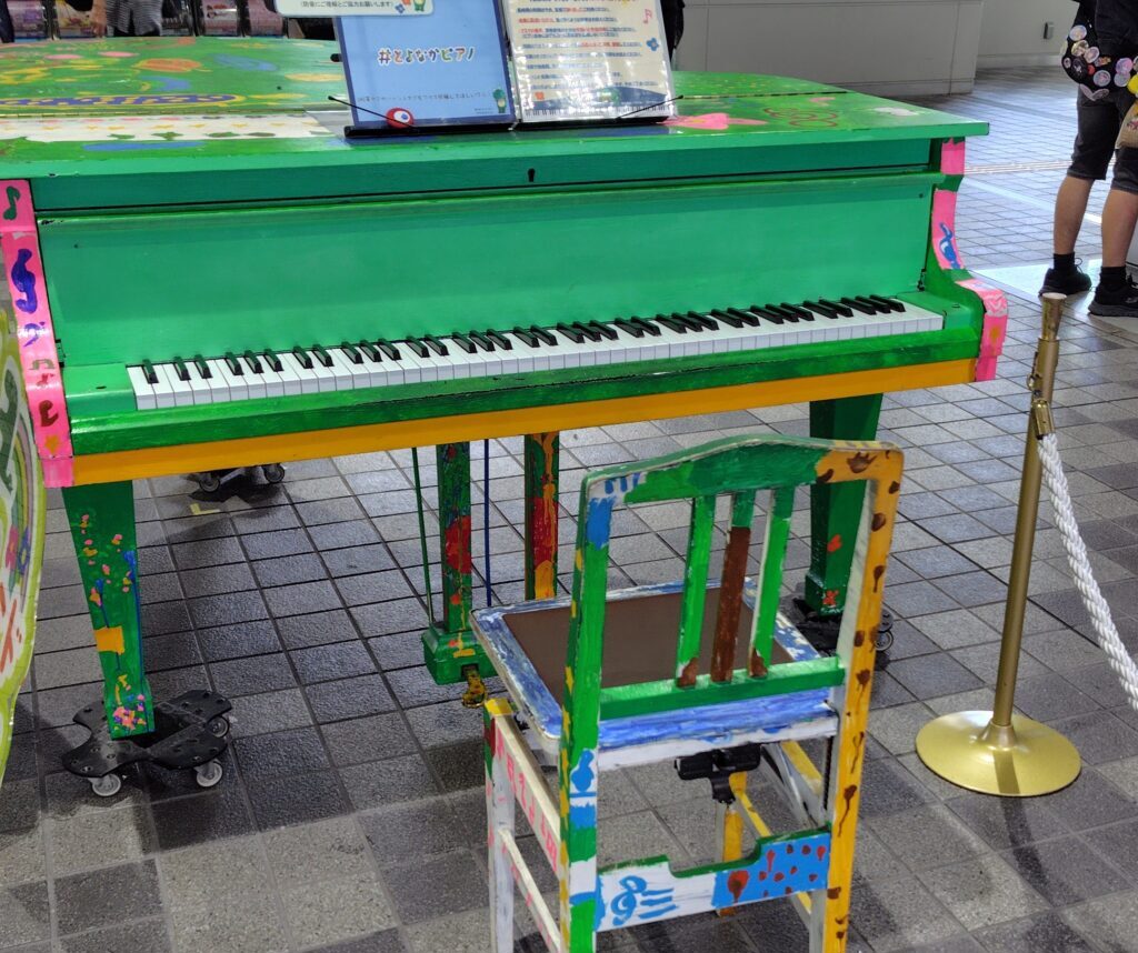 大阪空港駅 – 豊中市 - ストリートピアノ STPIA