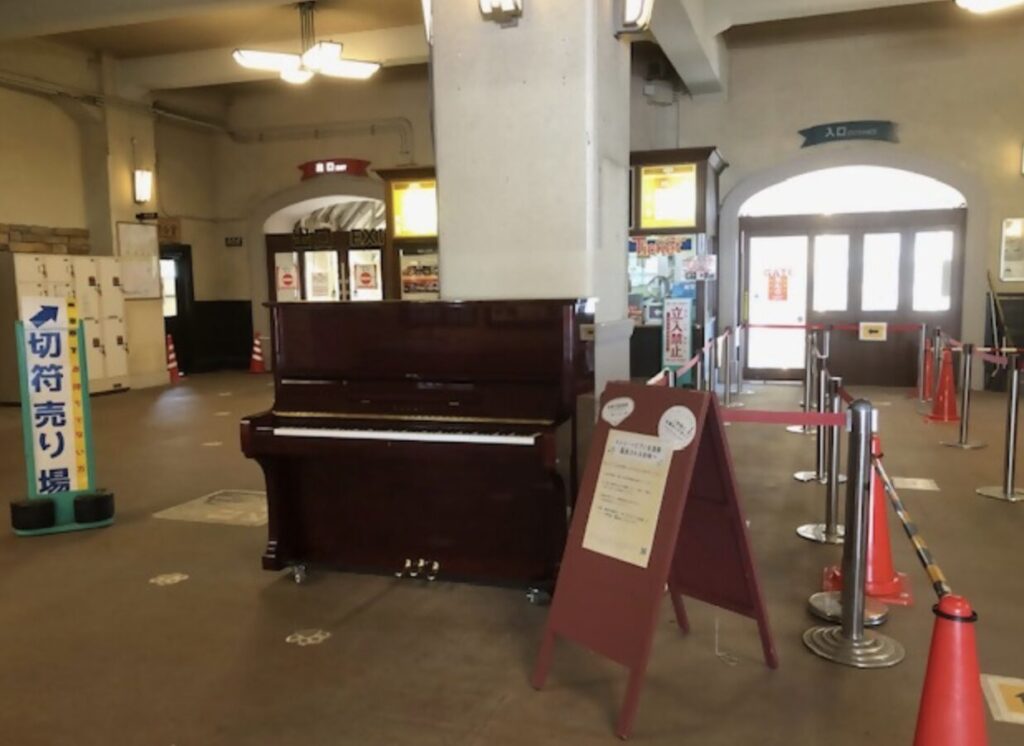 六甲山上駅 - 神戸市 - ストリートピアノ STPIA