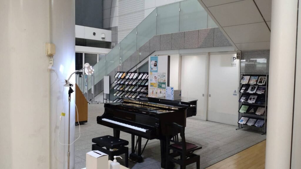 横浜市民ギャラリーあざみ野 - 横浜 - ストリートピアノ STPIA